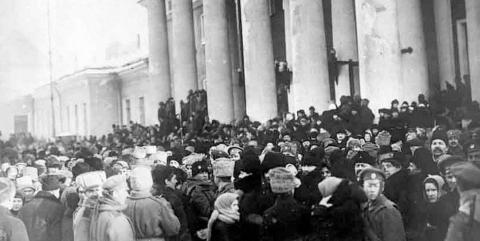 Am Taurischen Palais in Petrograd 1917